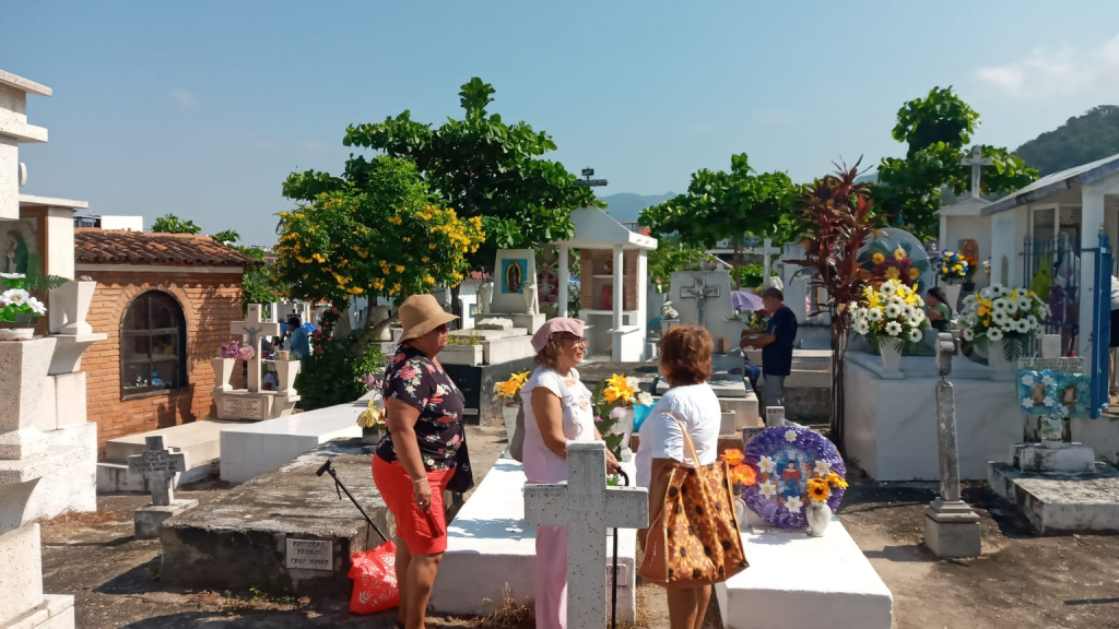 Panteones llenos de colorido y vida por tradición de Día de Muertos