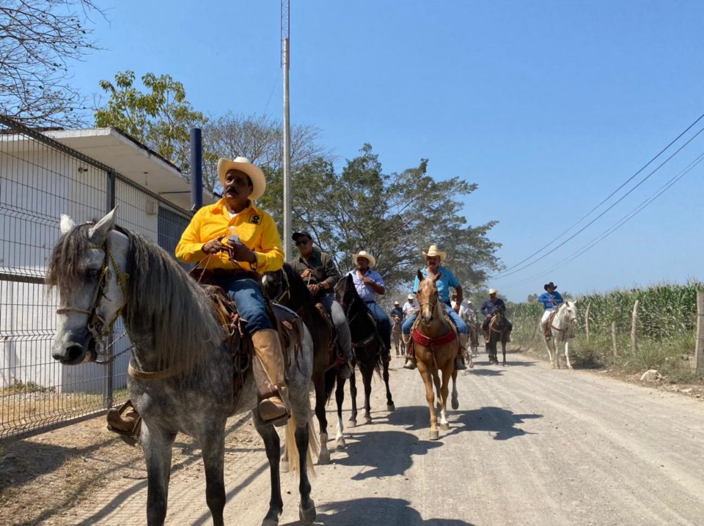 Vallarta “se Iluminó De Amarillo” Arranca Con Otoniel Barragán Contralinea 1342