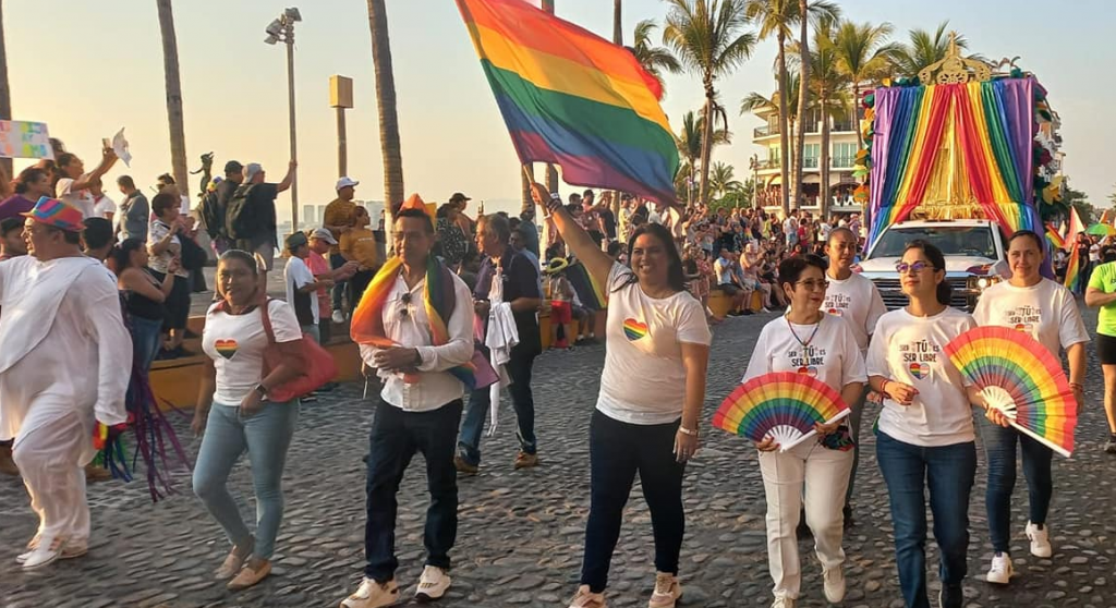 Se desborda el orgullo gay por las calles de Puerto Vallarta Contralinea